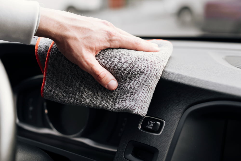 Cuidados com a interna do carro que você precisa ter para manter conservado! 2 close up person cleaning car interior