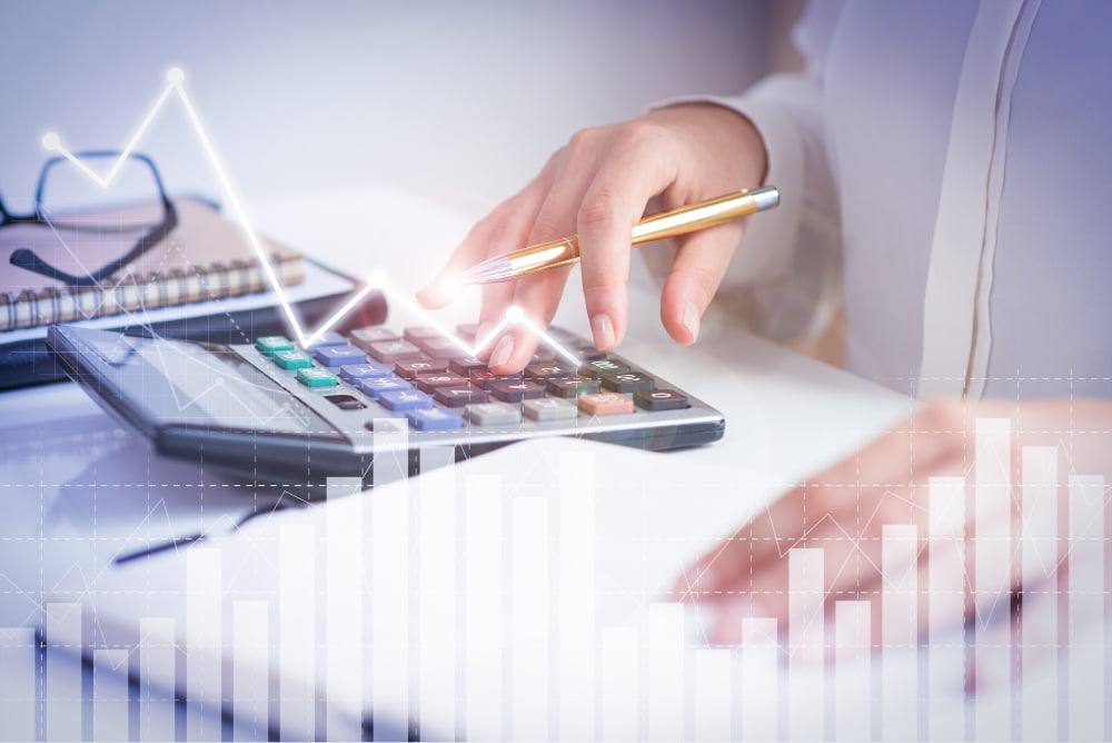 Filmes sobre finanças: Veja os melhores! 2 accountant calculating profit with financial analysis graphs