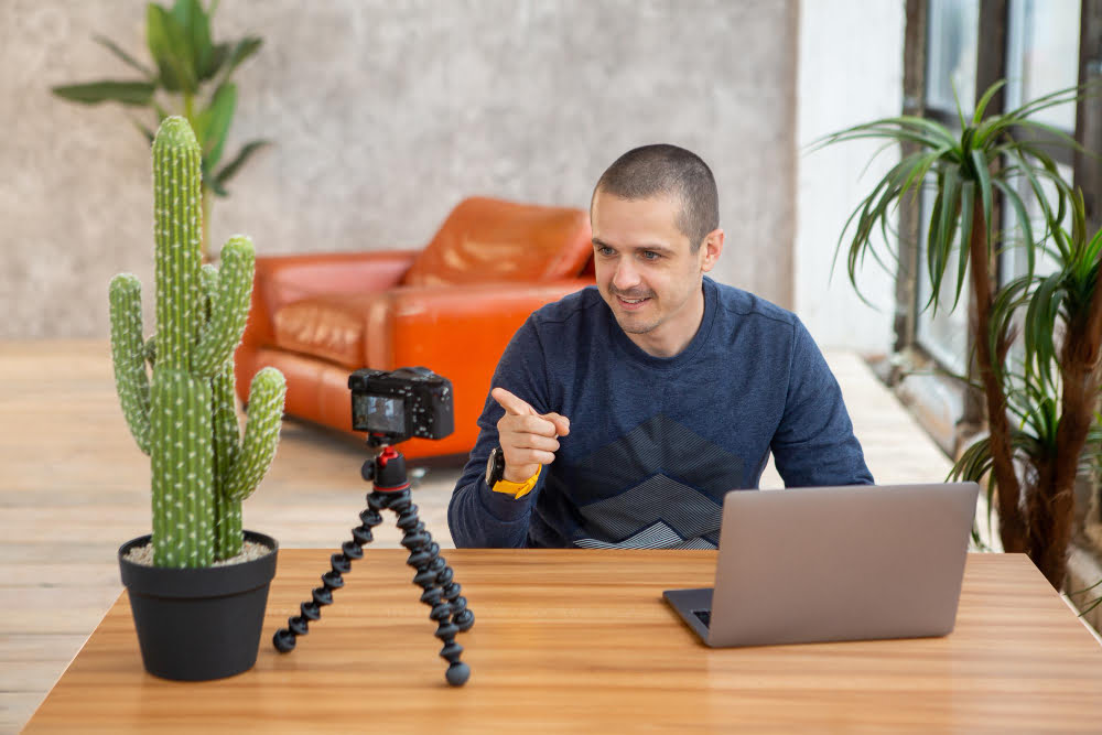 Business: dicas para planejar uma estratégia de vídeo para 2023 2 blogger man talk camera his subscribers creating video blog