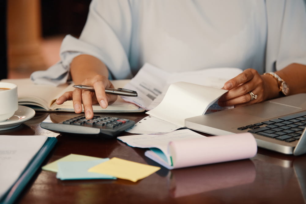 Filmes sobre finanças: Veja os melhores! 4 entrepreneur working with bills