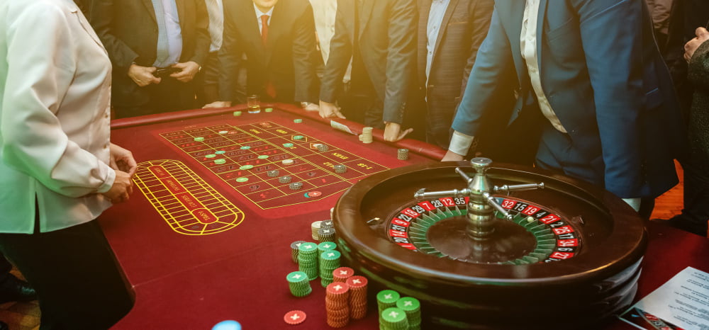 Como aumentar as chances de ganhar nos jogos de cassino online 2 group people roulette gambling table luxury casino