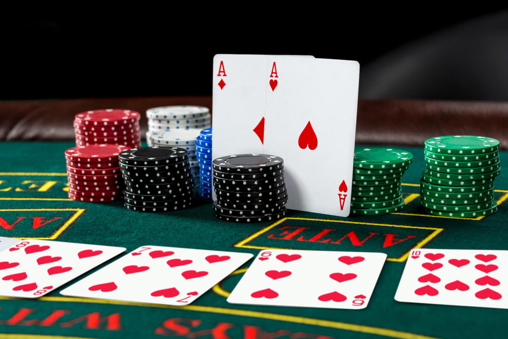 Como aumentar as chances de ganhar nos jogos de cassino online 4 poker play chips cards green table