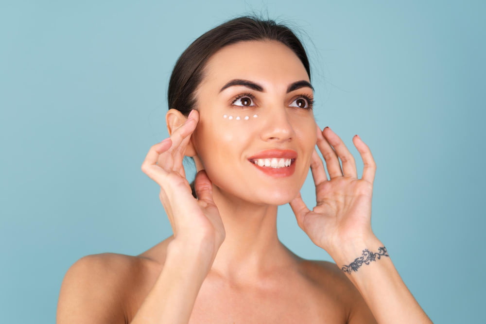 Harmonização facial é perigoso? Quando é indicada? Benefícios 2 close up beauty portrait topless woman with perfect skin natural make up with anti aging cream dots moisturize firm skin eyes