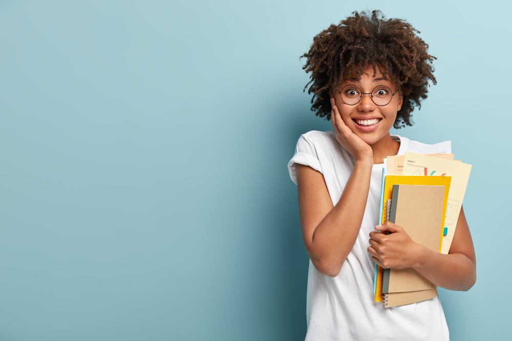 Venda de diploma nível superior pela internet é ilegal 3 pleasant looking afro american woman holds notepads papers studies college glad finish studying