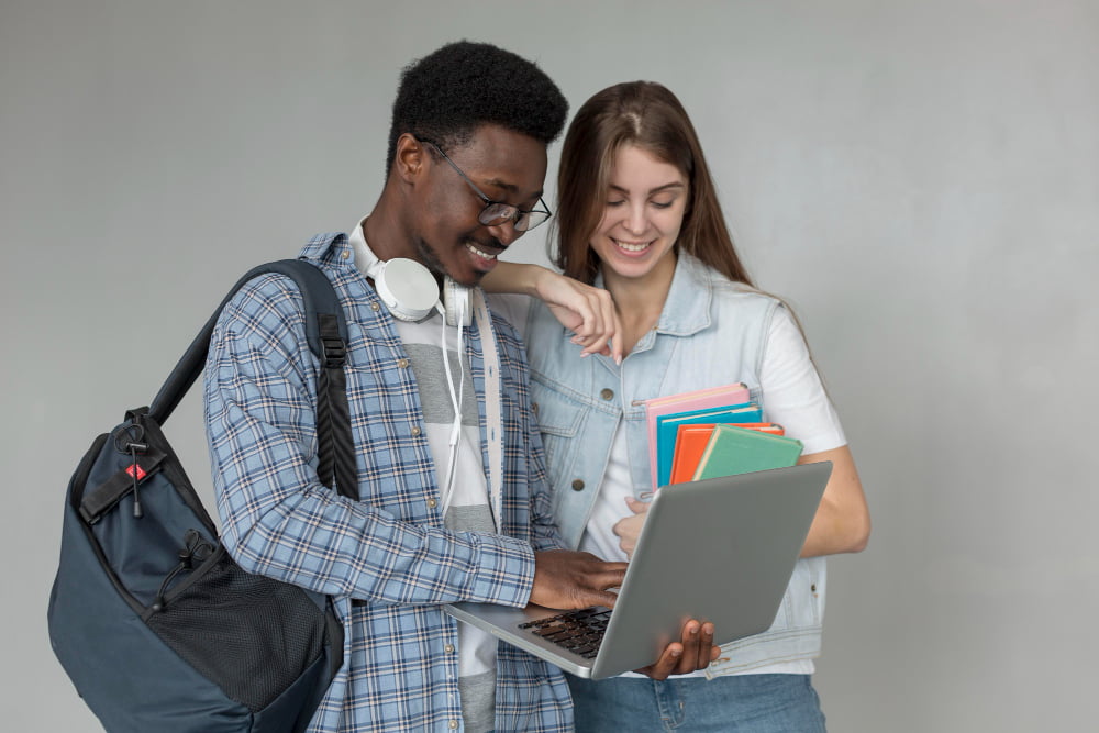 Venda de diploma nível superior pela internet é ilegal 1 students with laptop medium shot