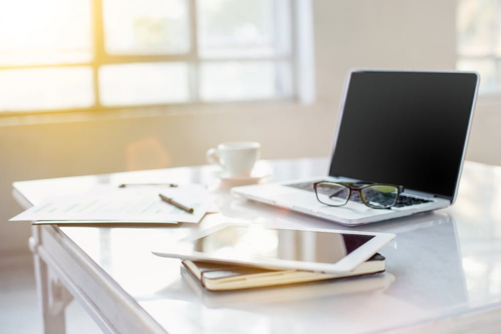5 vantagens da internet de fibra para quem trabalha em home office 2 abstract office desktop