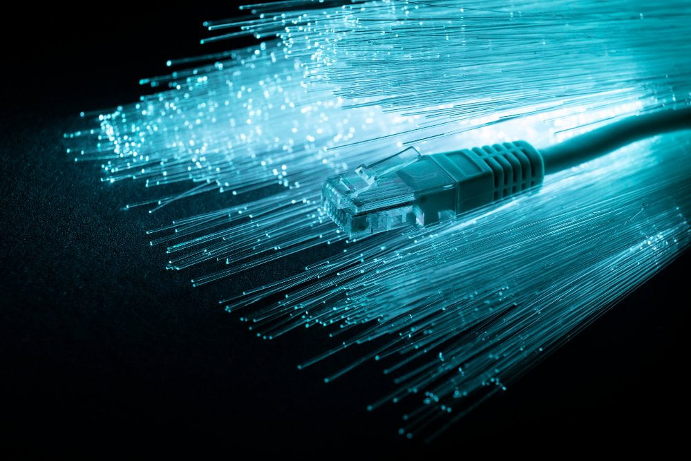 5 vantagens da internet de fibra para quem trabalha em home office 3 blue optic fiber with ethernet cable