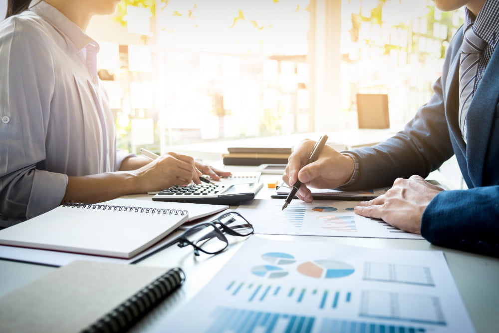Como atrair clientes para seu escritório de contabilidade 4 business man financial inspector secretary making report calculating checking balance internal revenue service inspector checking document audit concept