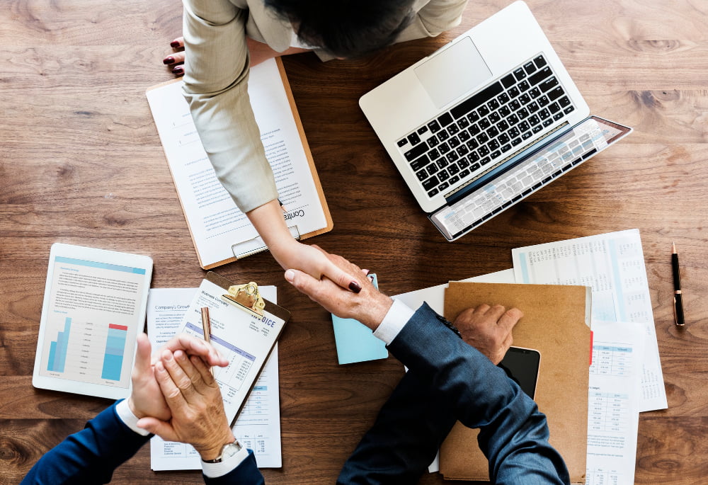 Como atrair clientes para seu escritório de contabilidade 3 business people shaking hands together 2