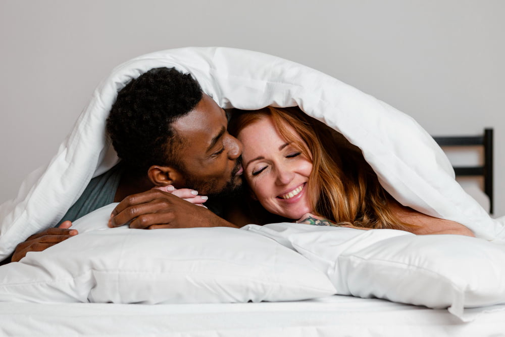 Como melhorar a vida sexual ativa do casal 2 close up couple blanket