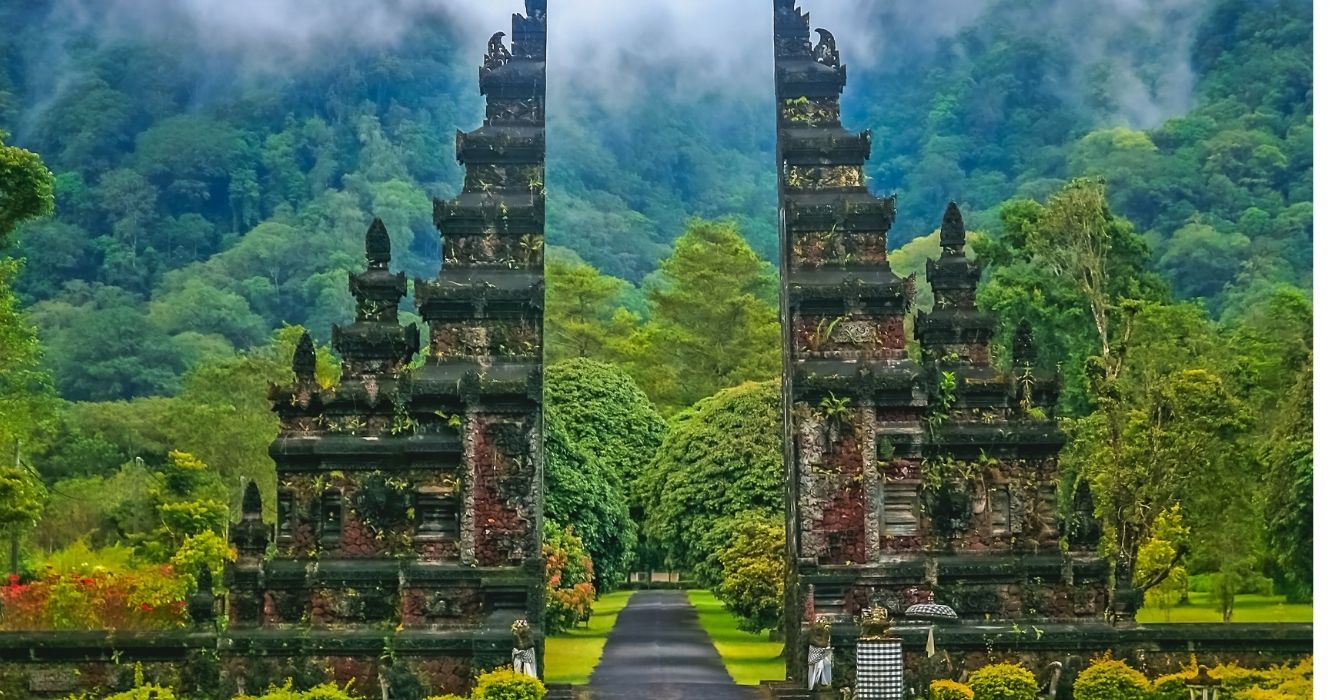 uma entrada para um templo em um dia nublado em bali