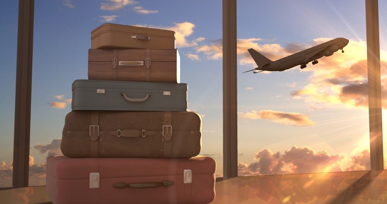 10 itens essenciais que você deve levar para viagens de férias este ano 1 Malas de viagem com avião ao fundo