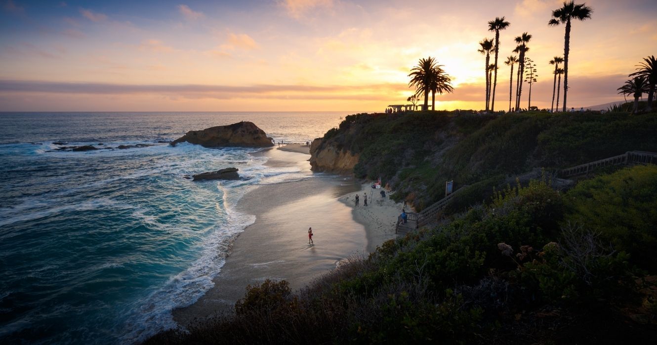 uma praia no sul da Califórnia ao pôr do sol