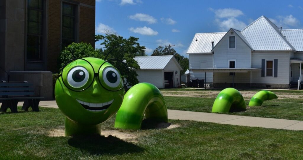 Esta pequena cidade de Illinois detém mais de 10 recordes mundiais 'enormes' 12 Giant green worm sculpture, Casey, Illinois