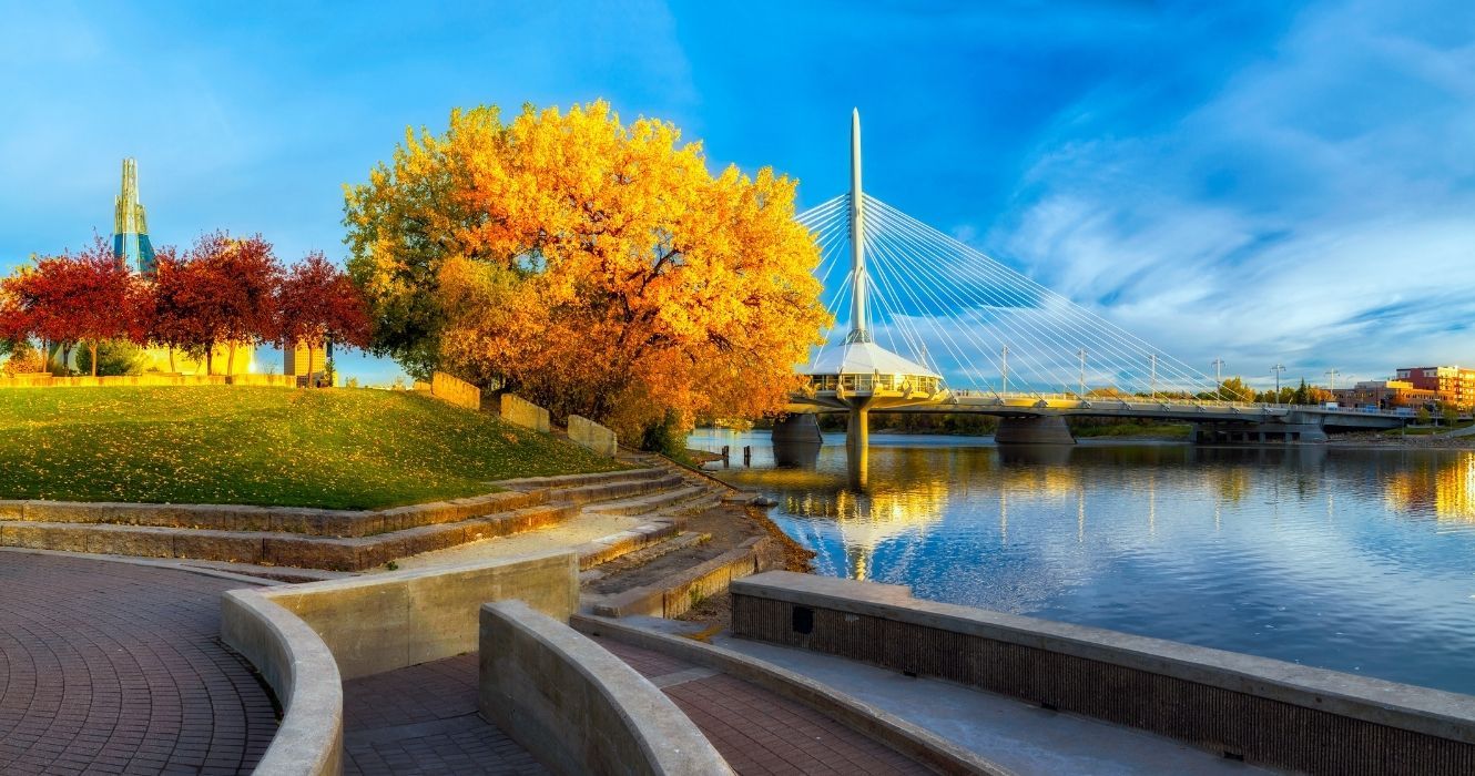 Por que visitar Manitoba? Aqui estão 10 boas razões 1 uma cidade em manitoba na água ao pôr do sol