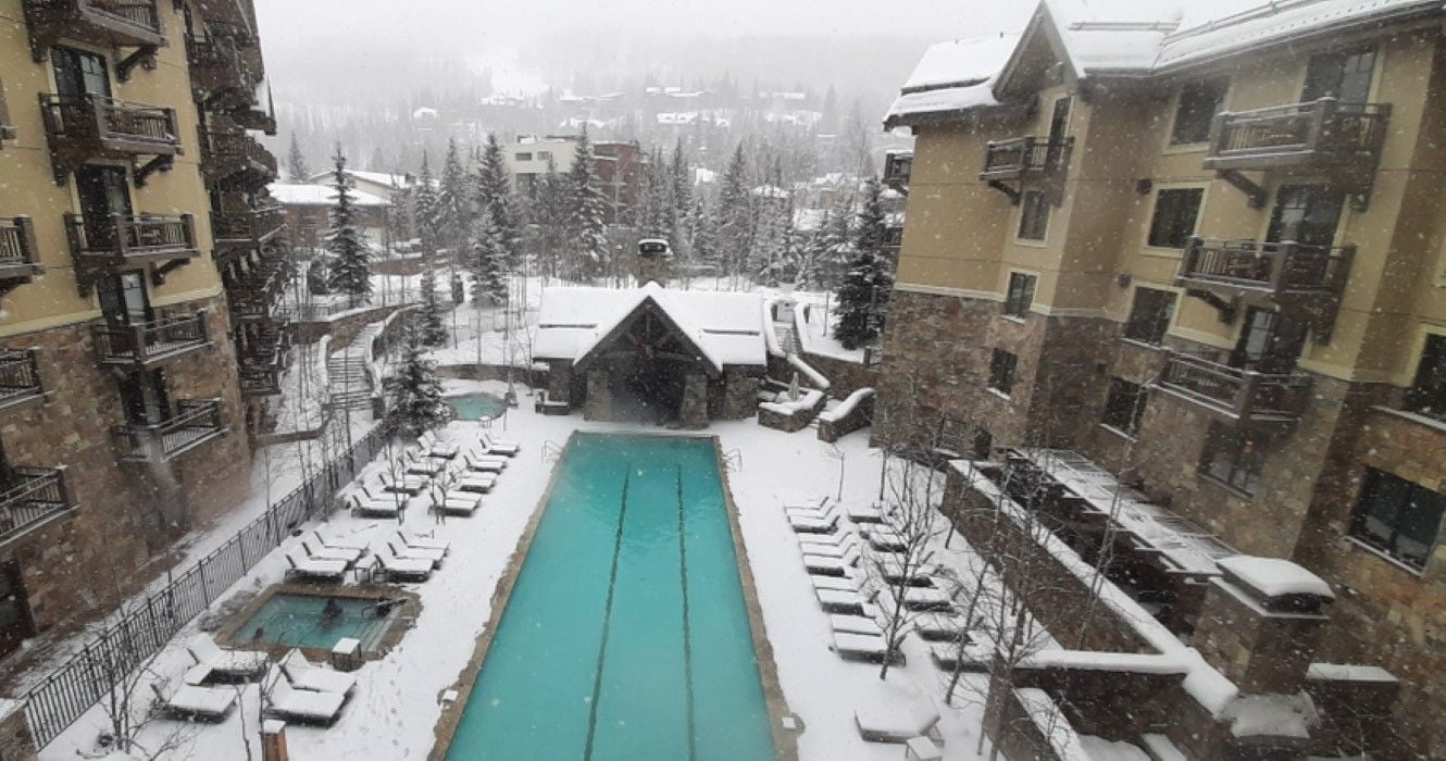 Reserve estes 10 hotéis icônicos dos EUA para aproveitar as comemorações de fim de ano mais mágicas 1 Quintal do Four Seasons Resort and Residences Vail, Colorado