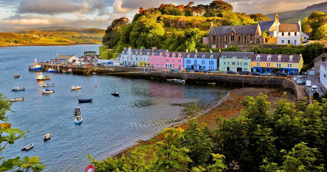casas coloridas na ilha de skye, escócia