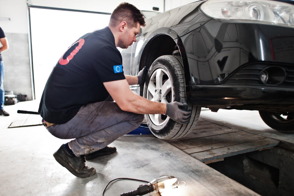 Quais os principais cuidados com o pneu do carro? 4 car repair maintenance theme mechanic uniform working auto service checking tyres