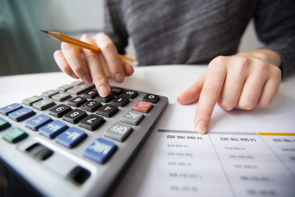 Como fazer sobrar dinheiro no final do mês 4 closeup accountant hands counting calculator 1