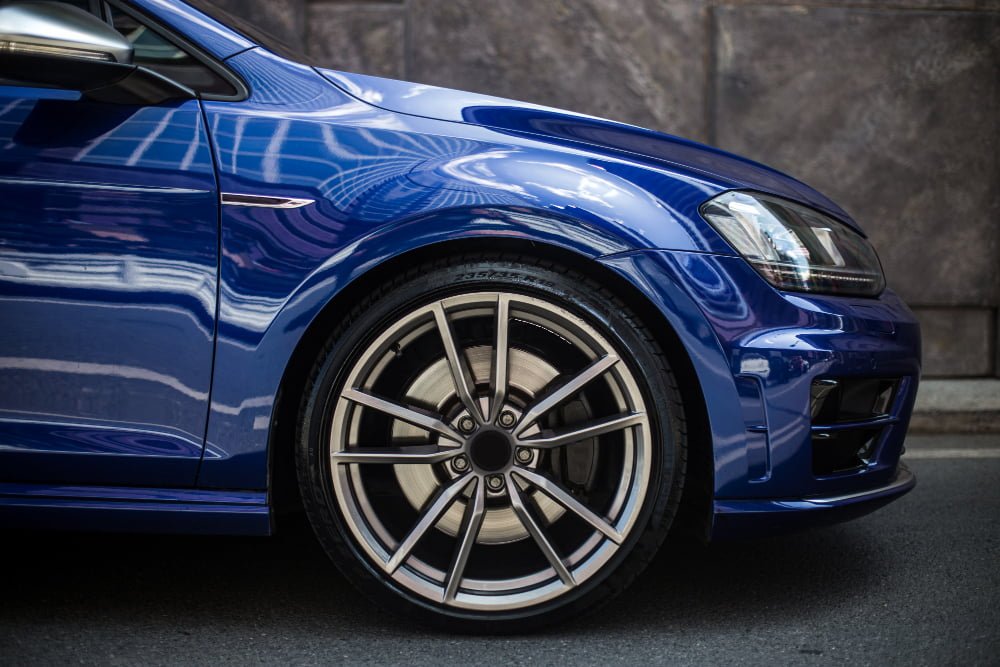 Quais os principais cuidados com o pneu do carro? 3 front right side blue sedan car