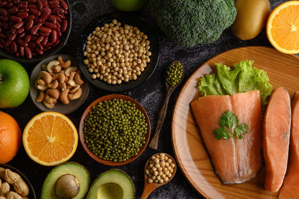 Benefícios da alimentação natural para a saúde 2 legumes fruit salmon pieces wooden plate