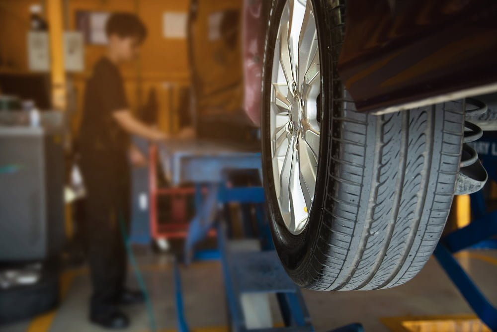 Quais os principais cuidados com o pneu do carro? 2 technician is inflate car tire car maintenance service transportation safety