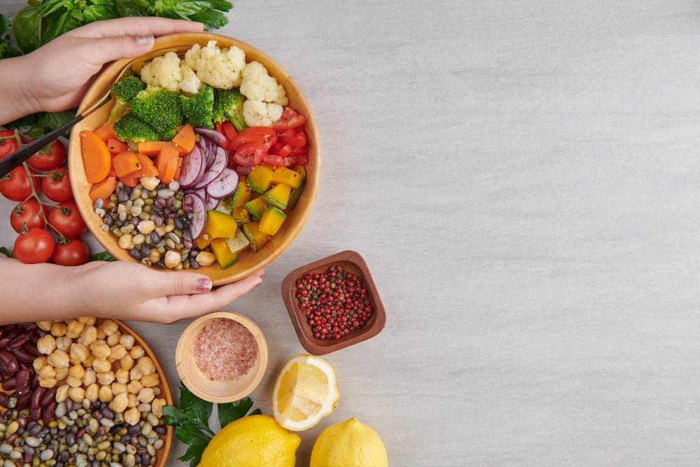 Benefícios da alimentação natural para a saúde 4 top view person raising salad bowl