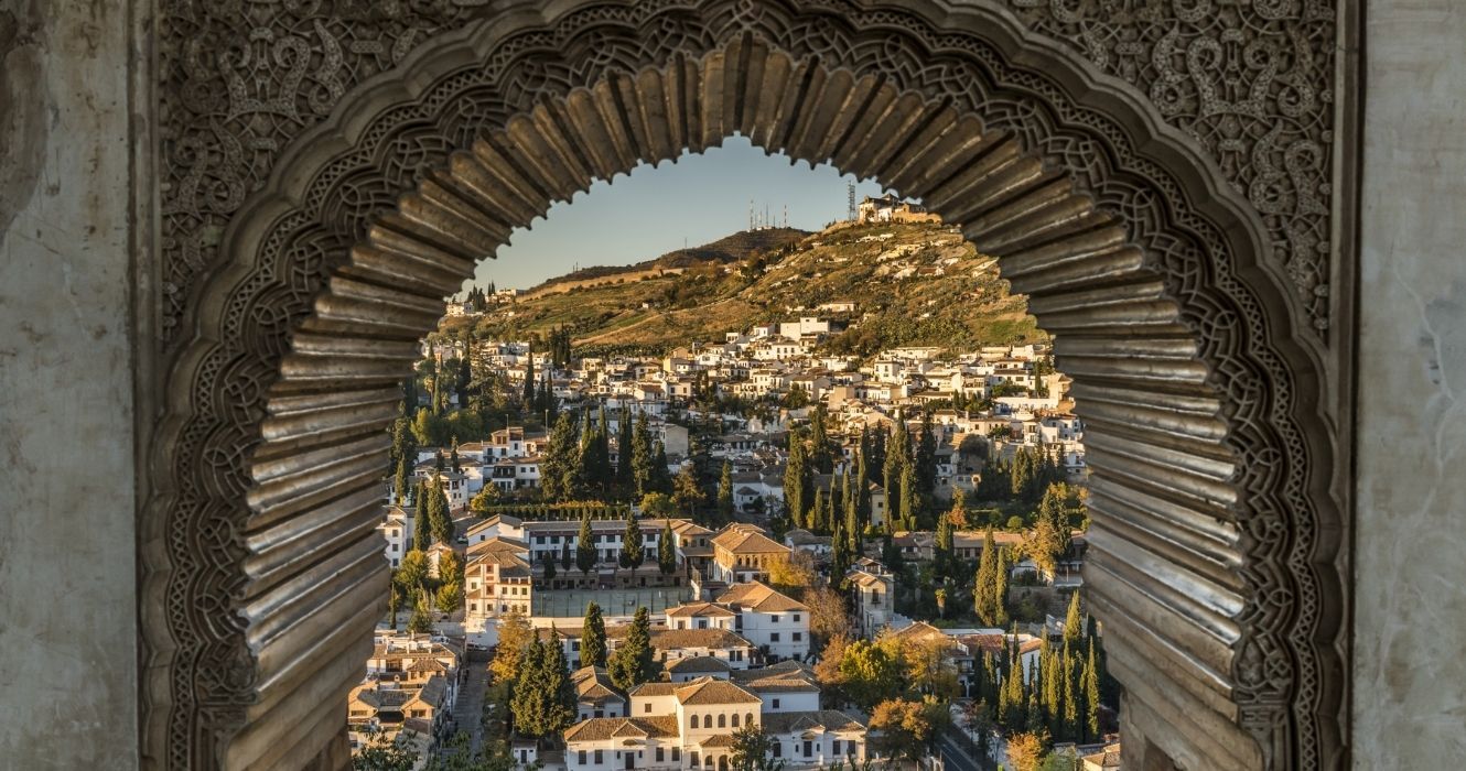 10 belos passeios de um dia para fazer em Granada, Espanha 1 uma janela com vista para a cidade de granada, espanha