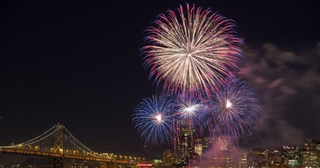 10 cidades únicas dos EUA onde você passará os melhores momentos da sua vida comemorando a véspera de ano novo 7 San Francisco New Year's Eve Fireworks