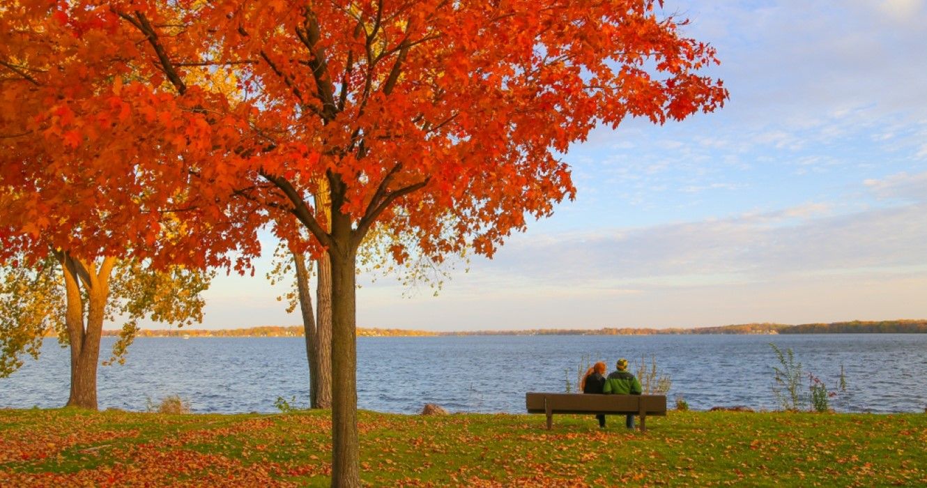 Casal sentado em frente ao lago em Wisconsin