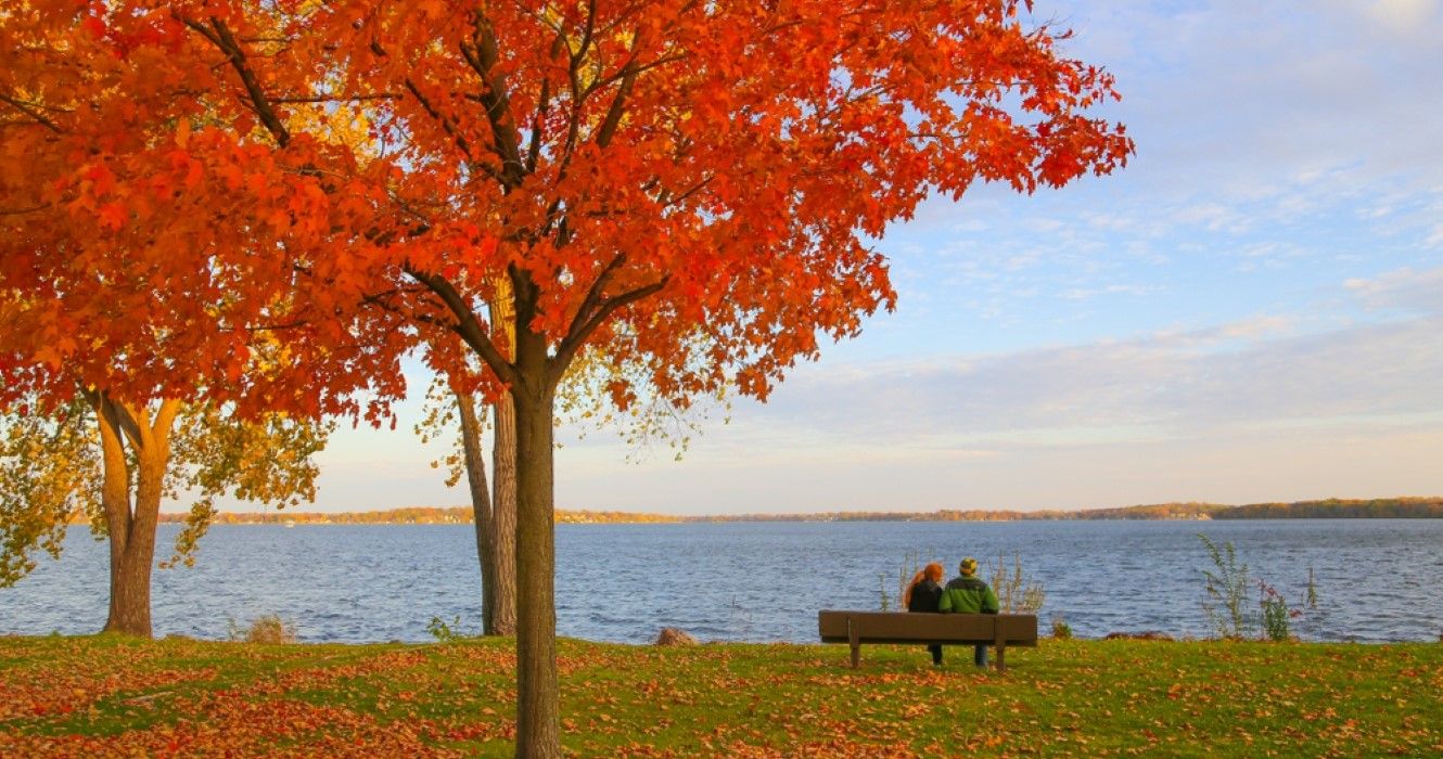 10 escapadinhas mais românticas em Wisconsin 1 Casal sentado em frente ao lago em Wisconsin