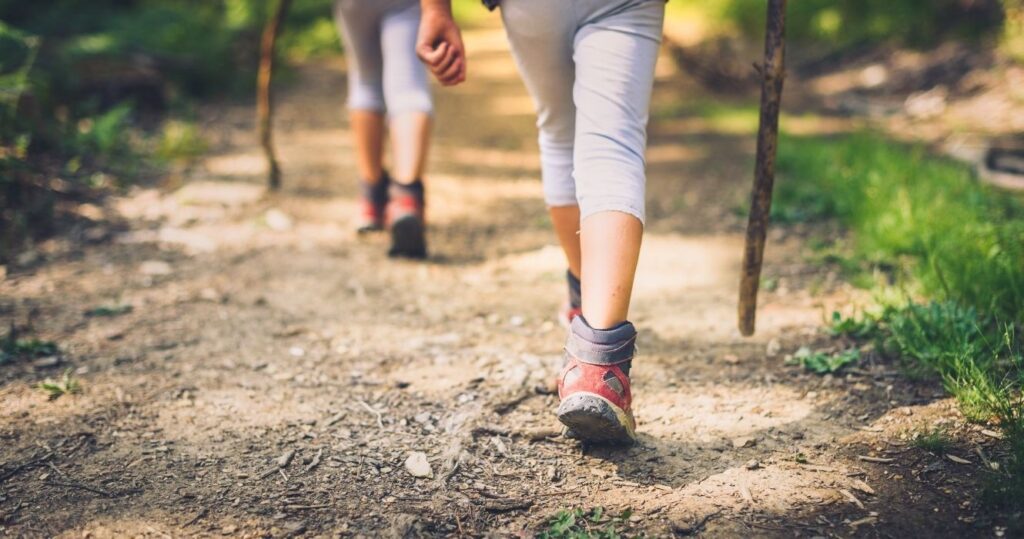 10 longas caminhadas a considerar antes da trilha dos Apalaches 16 people hiking on a trail