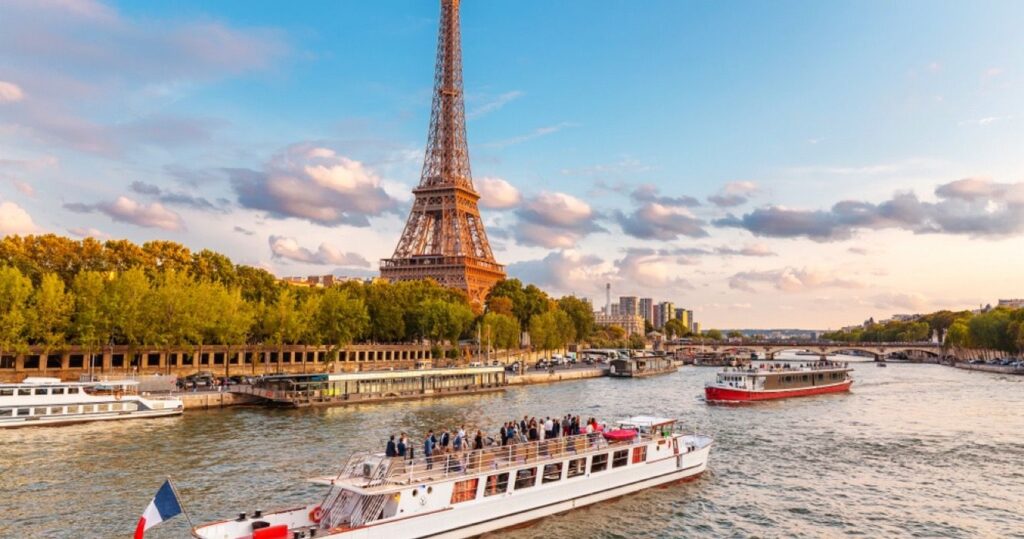 The bank of the Seine river, Paris