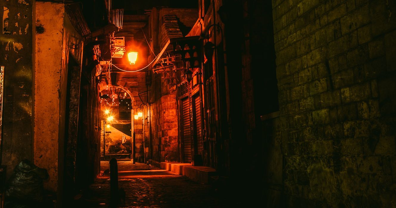 10 lugares supostamente assombrados que você pode visitar no Egito 1 um beco com uma luz vermelha no Cairo, Egito