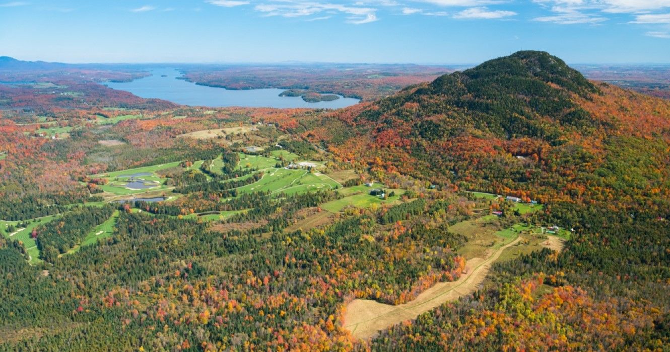 10 montanhas Adirondack para iniciantes para caminhantes novatos 1 Montanha Owls Head e Lago Memphremagog