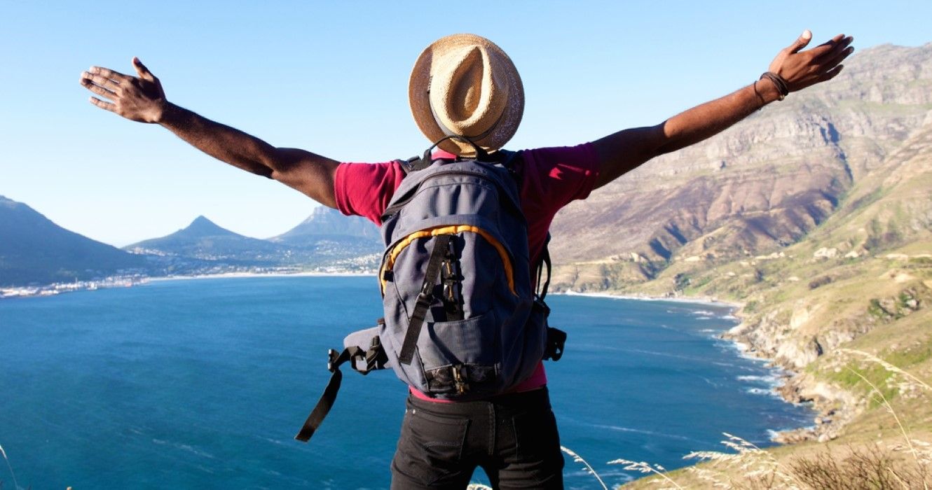 10 países que atualmente recebem expatriados americanos 1 Homem feliz viajando na natureza