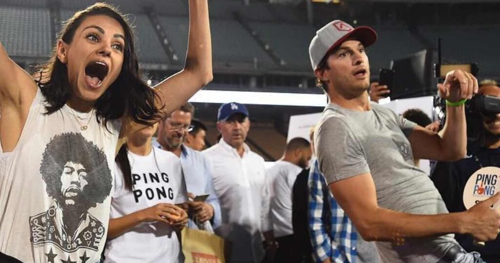 12 fotos sinceras e encantadoras de Mila Kunis e Ashton Kutcher (que nos fazem desejar que eles fossem nossos amigos) 13 Mila Kunis and Ashton Kutcher cheering at a table tennis tournament
