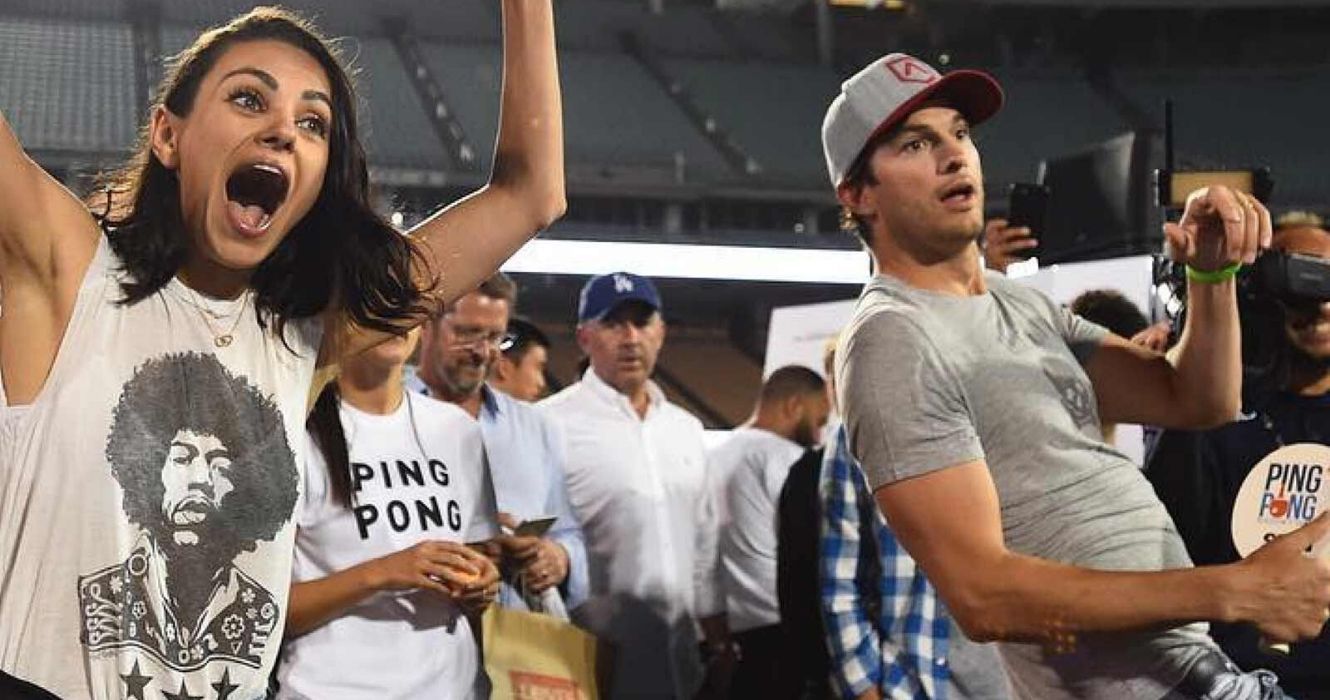 12 fotos sinceras e encantadoras de Mila Kunis e Ashton Kutcher (que nos fazem desejar que eles fossem nossos amigos) 1 Mila Kunis e Ashton Kutcher torcendo em um torneio de tênis de mesa