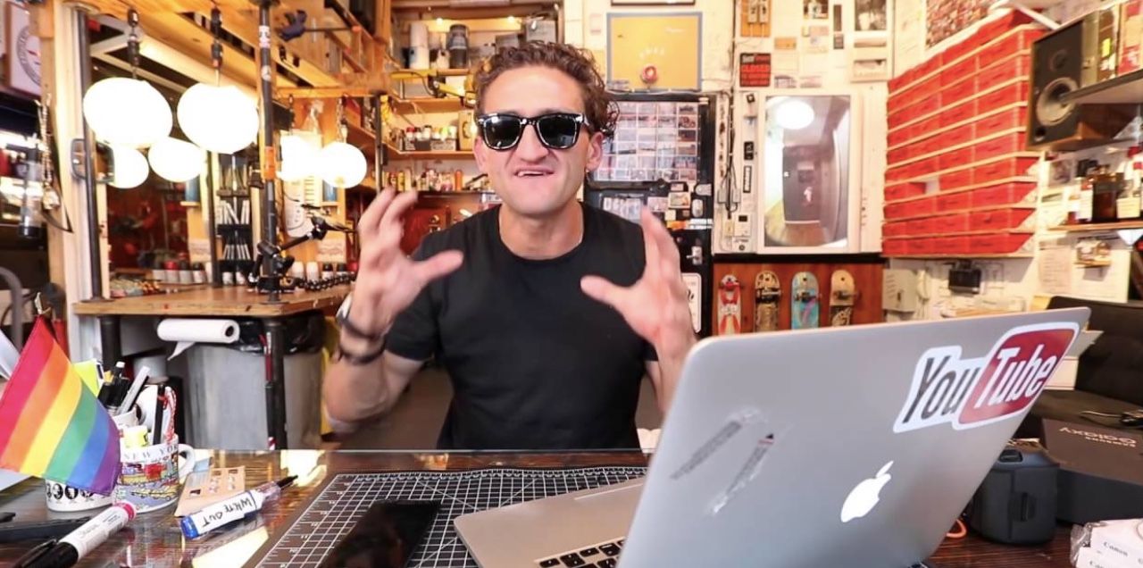 20 coisas que os viajantes levam na bagagem (eles deveriam levar na bagagem de mão) 6 casey neistat em seu laptop