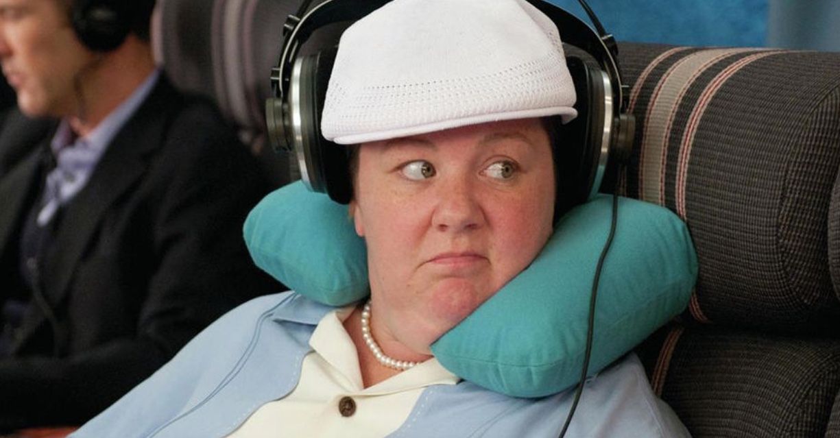 20 coisas que os viajantes levam na bagagem (eles deveriam levar na bagagem de mão) 4 atriz de dama de honra com fones de ouvido e travesseiro de cabeça