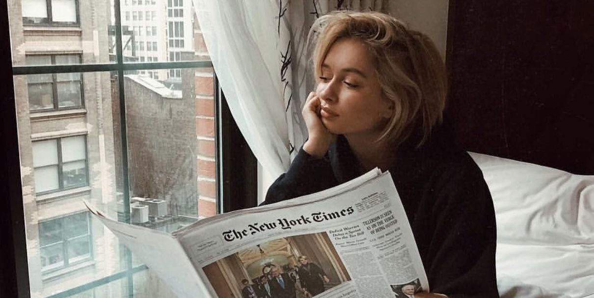 20 coisas que os viajantes levam na bagagem (eles deveriam levar na bagagem de mão) 9 menina na cama lendo new york times