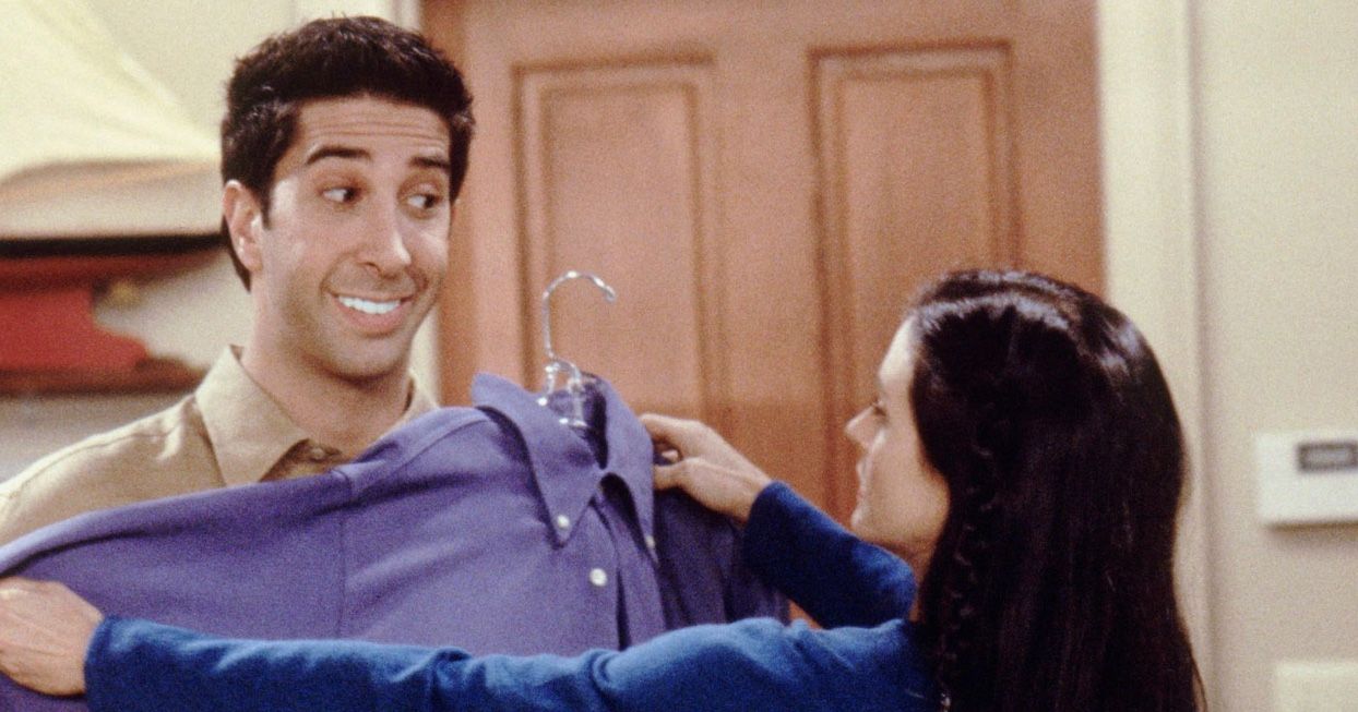 20 coisas que os viajantes levam na bagagem (eles deveriam levar na bagagem de mão) 12 ross e monica com uma camisa azul