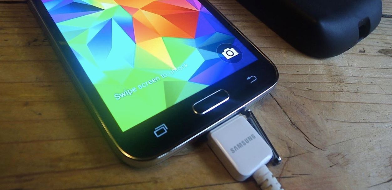 20 coisas que os viajantes levam na bagagem (eles deveriam levar na bagagem de mão) 21 telefone samsung em carga