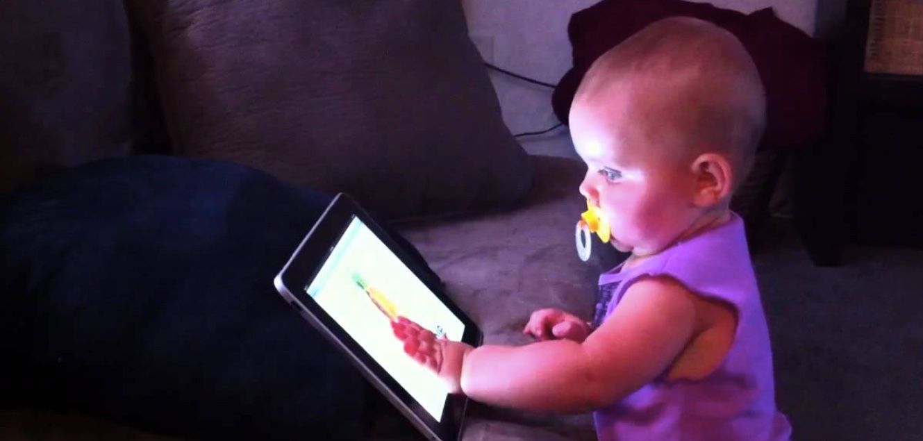 20 coisas que os viajantes levam na bagagem (eles deveriam levar na bagagem de mão) 17 bebê fascinado por um ipad