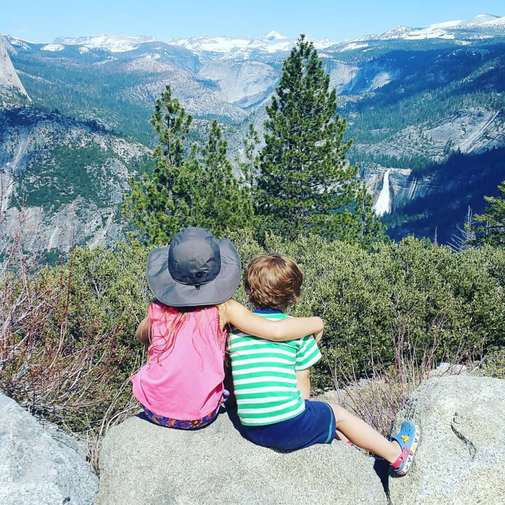 Duas crianças olhando para Yosemite