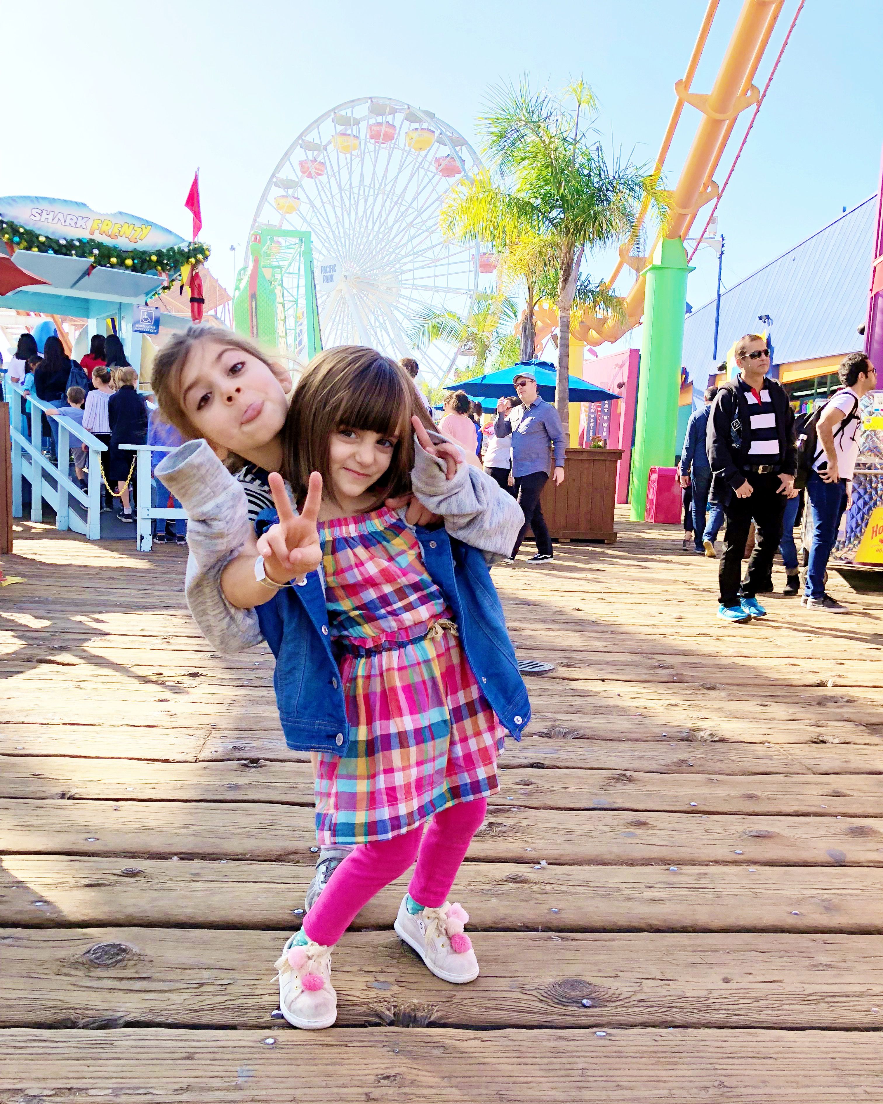 Lista de destinos para famílias que viajam pela Califórnia 6 Duas garotas posando no cais de Santa Monica