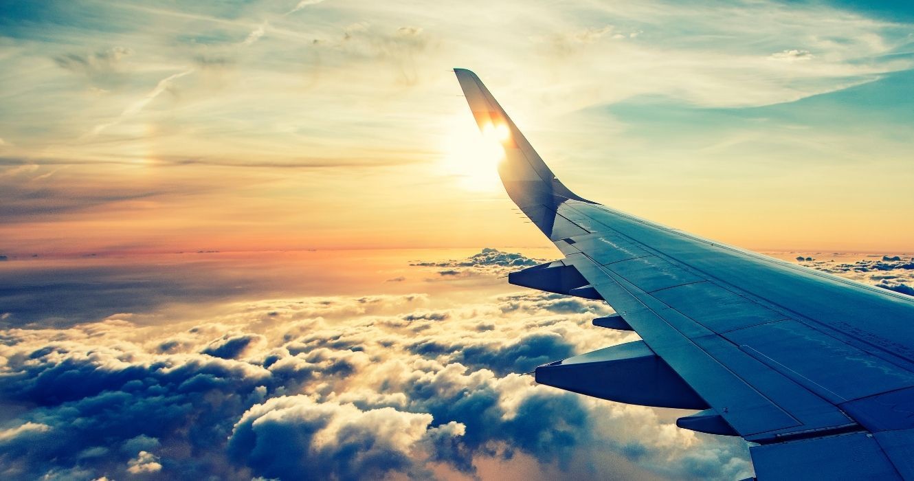 A partir de 2022, estas são as principais companhias aéreas do mundo 1 a visão de um pôr do sol pela janela de um avião