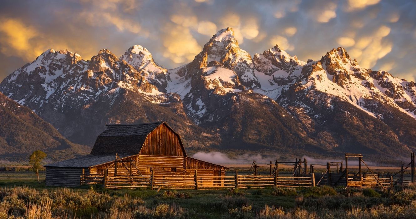 Aqui está o que você pode ver em Grand Teton se tiver apenas dois dias 1 o pôr do sol sobre o distrito histórico de mormon row em grand teton