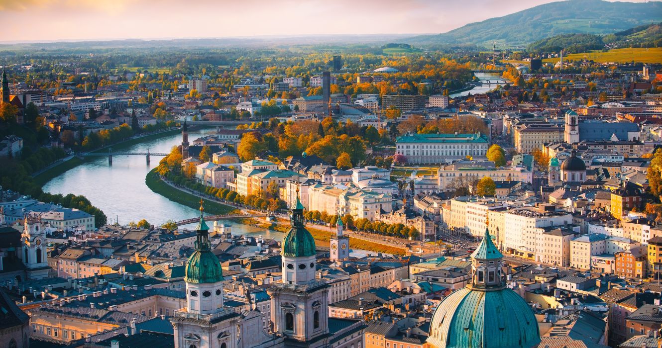 As cidades mais bonitas da Europa nos fazem experimentar um sério desejo de viajar 1 uma vista aérea da cidade de viena com o rio e as montanhas ao fundo