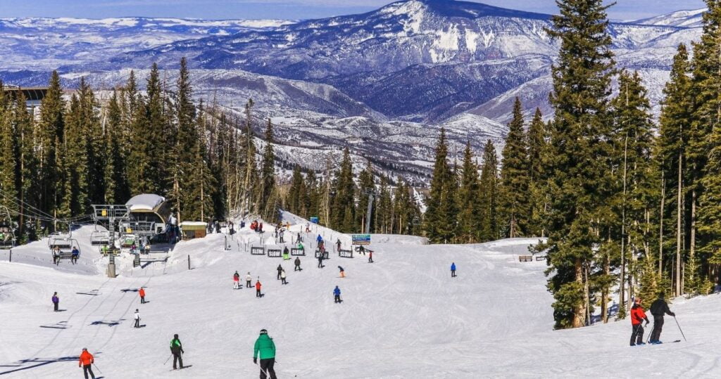 As melhores estações de esqui no Colorado (que são no máximo uma viagem de um dia) 6 a crowded ski slope in the colorado mountains